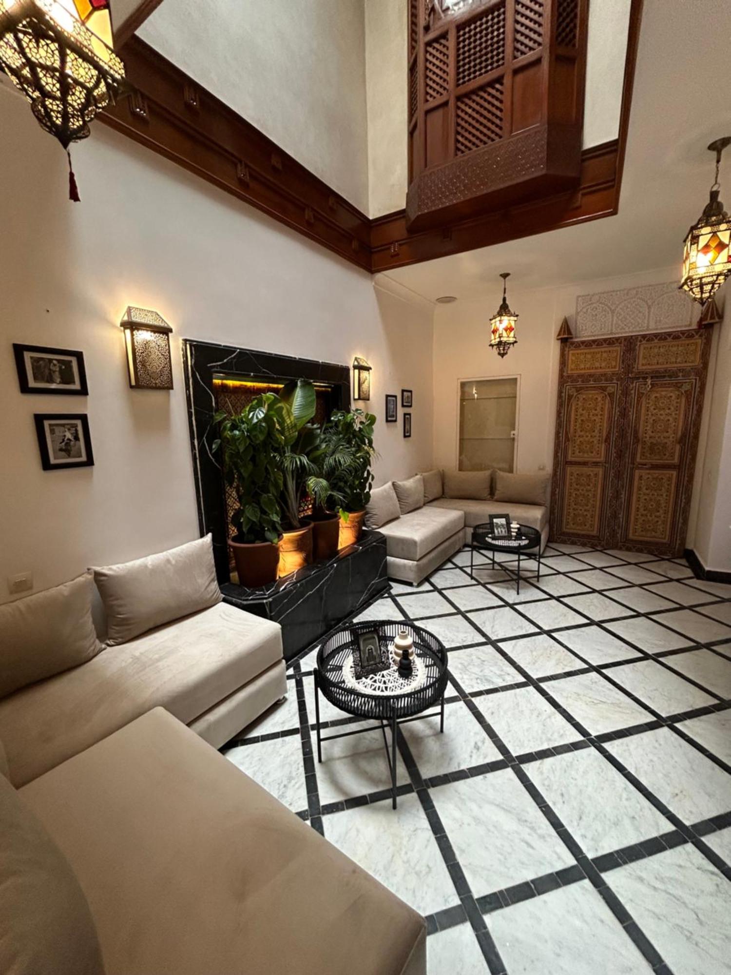 Riad Amazing Amazigh Avec Jacuzzi Petit Dejeuner Compris Avec Aussi Chambres Familiales Pres De La Place Jemaa El Fna Marraquexe Exterior foto