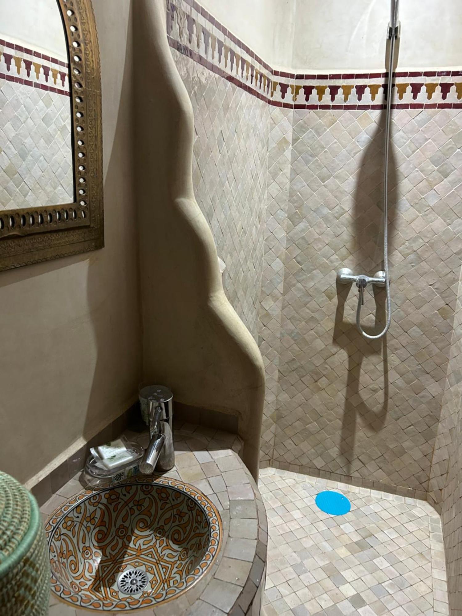 Riad Amazing Amazigh Avec Jacuzzi Petit Dejeuner Compris Avec Aussi Chambres Familiales Pres De La Place Jemaa El Fna Marraquexe Exterior foto